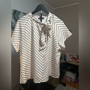 Women’s UUE short-sleeved top with a chevron pattern and a neck-tie size XL NWOT